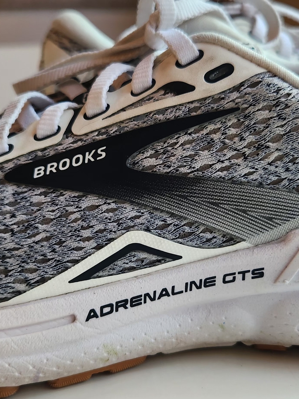 Brooks Adrenaline GTS Running Shoe - Women's Size 6 White & Gray